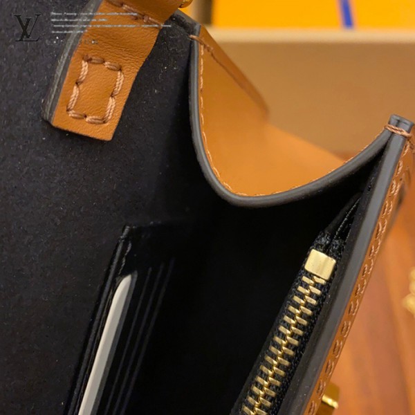 gucciaaa-38697-gallery-75743-d72c59a15706f9a5 經典選藏|M68746 小號達芙妮郵差包|商品實拍視角 02