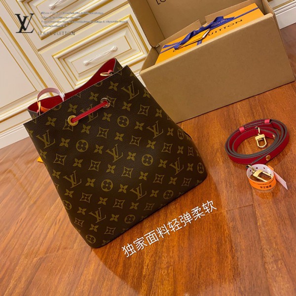 gucciaaa-38716-gallery-76009-c9be6512d075a002 經典選藏|M44021 水桶包|商品實拍視角 04