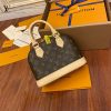 gucciaaa-38719-gallery-76040-fd7b4e0566312c83 經典選藏|M53152 ALMA bb 貝殼包|使用場景與整體比例