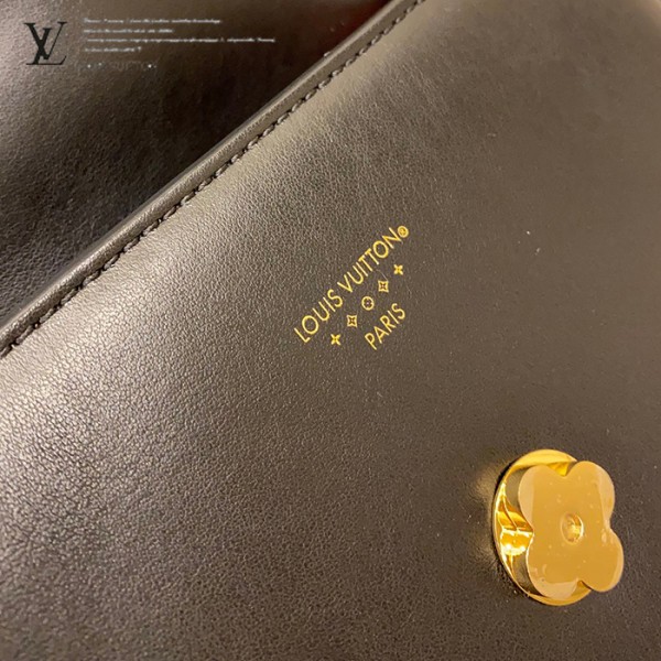 gucciaaa-38720-gallery-76045-fe3081bac8f969df 經典選藏|M55948 女士郵差包|商品實拍視角 02