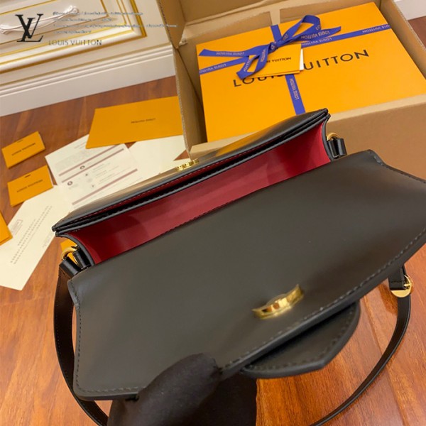gucciaaa-38720-gallery-76055-2ac4d5e10676d35d 經典選藏|M55948 女士郵差包|商品實拍視角 11