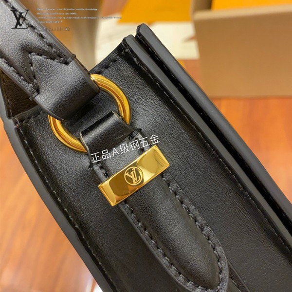 gucciaaa-38720-gallery-76059-18611daac6282d42 經典選藏|M55948 女士郵差包|商品實拍視角 15