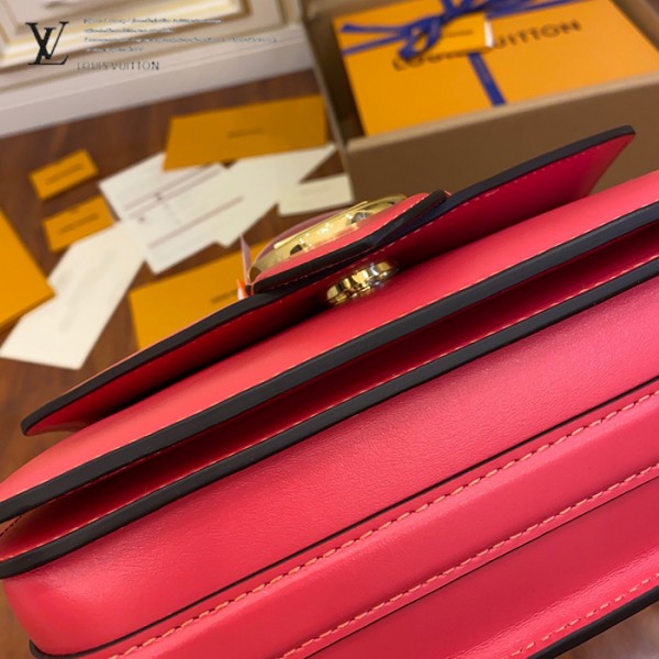 gucciaaa-38721-gallery-76063-95a6447dec54a658 經典選藏|M55949 女士郵差包|商品實拍視角 05