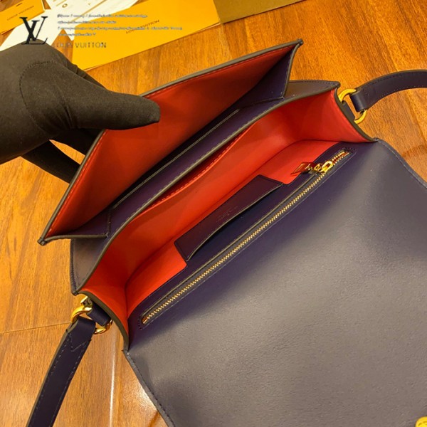 gucciaaa-38722-gallery-76084-c890424506f8351b 經典選藏|M55951 女士郵差包|商品實拍視角 13