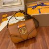 gucciaaa-38723-gallery-76102-adb802f8b7504f8d 經典選藏|M55952 女士郵差包|商品實拍視角 08