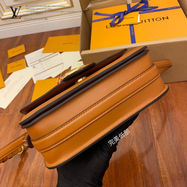 gucciaaa-38723-gallery-76105-6b6a972208400c96 經典選藏|M55952 女士郵差包|商品實拍視角 11