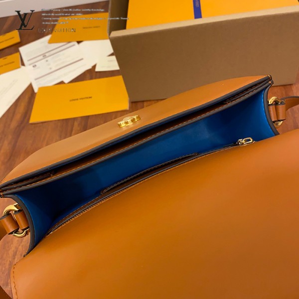 gucciaaa-38723-gallery-76107-88581fef601d5070 經典選藏|M55952 女士郵差包|商品實拍視角 13