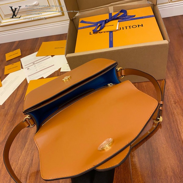 gucciaaa-38723-gallery-76108-e585449ee1a689ad 經典選藏|M55952 女士郵差包|商品實拍視角 14