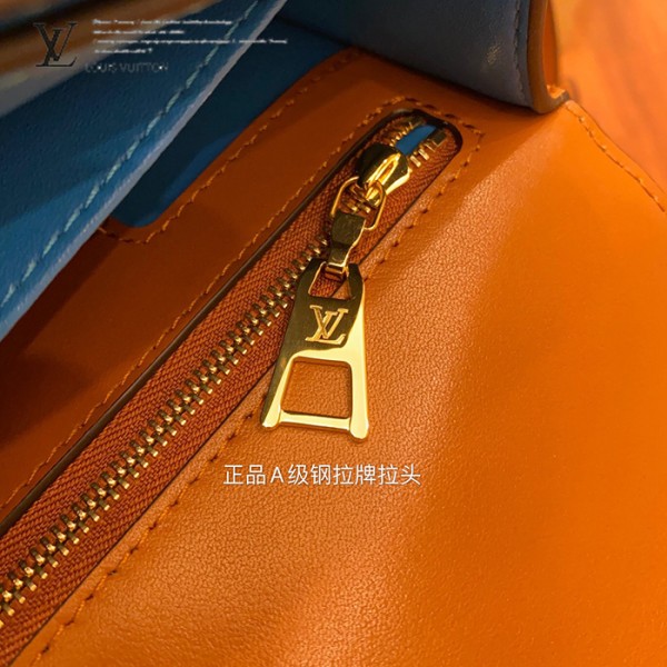 gucciaaa-38723-gallery-76111-32d057118cc80520 經典選藏|M55952 女士郵差包|商品實拍視角 17